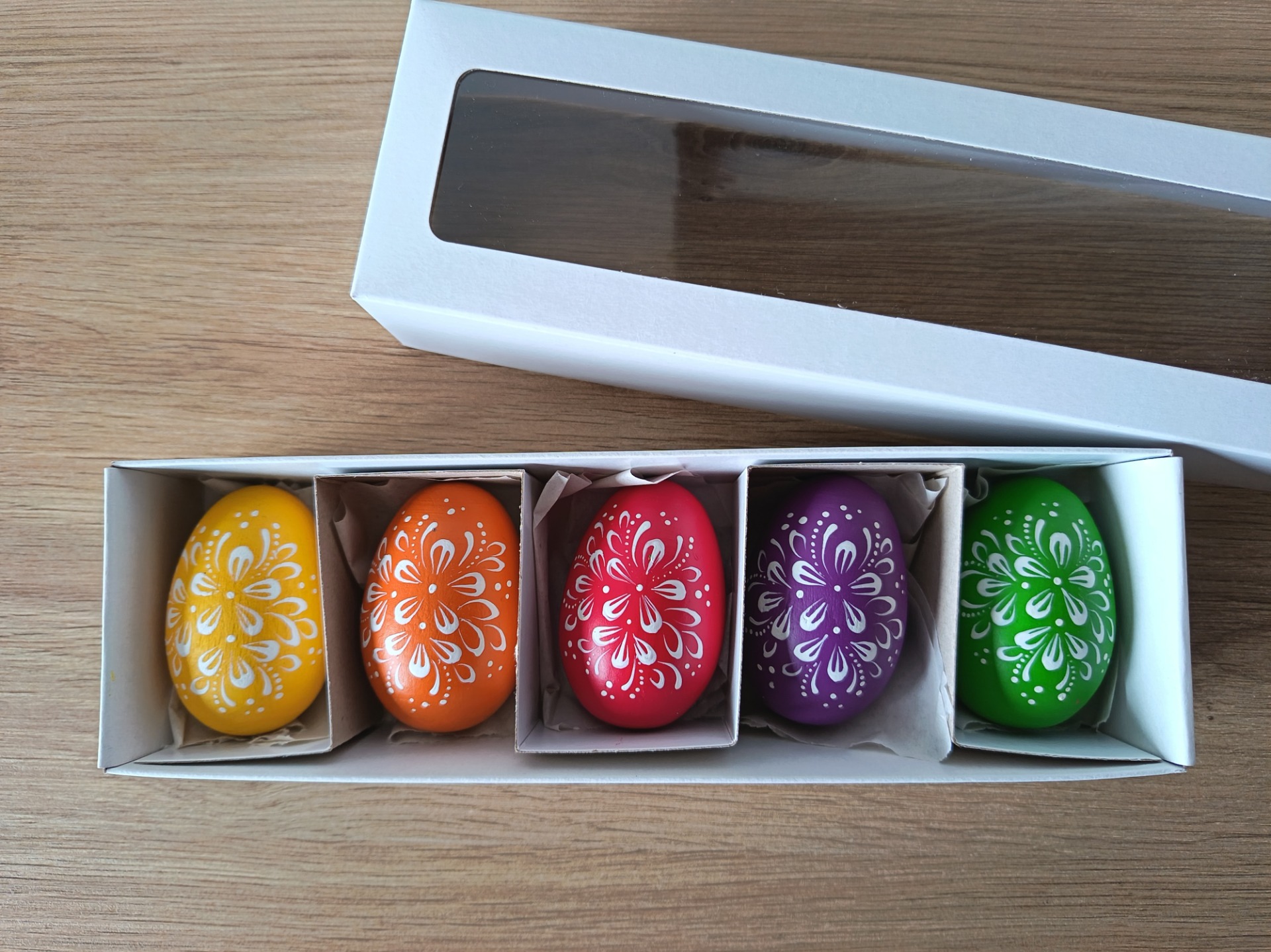 syté barvy - žlutá, oranžová, červená, fialová, zelená