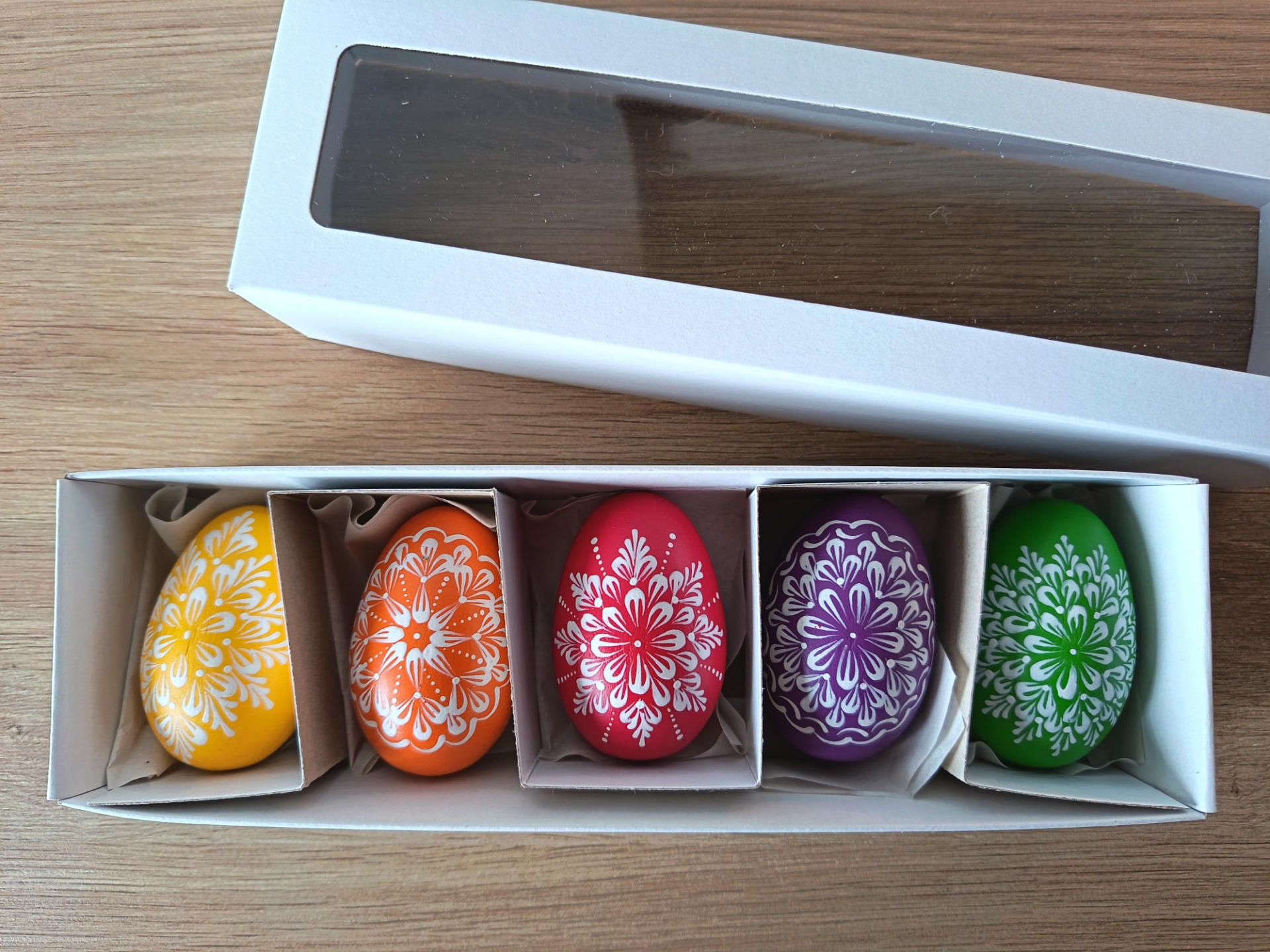 syté barvy - žlutá, oranžová, červená, fialová, zelená